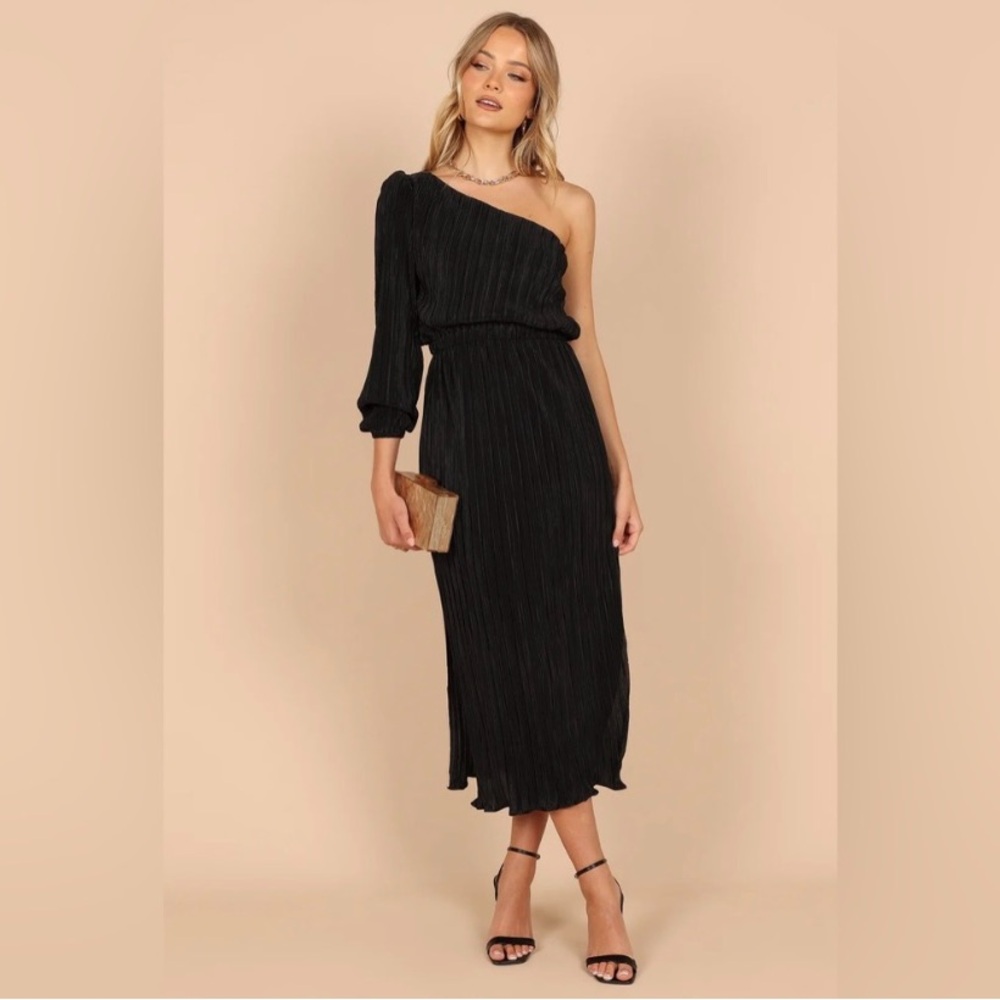 Petal & Pup Black One-Shoulder Pleated Midi Dress
